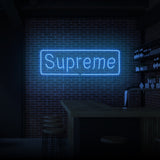 Leuchtreklame „SUPREME“. 