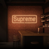Leuchtreklame „SUPREME“. 