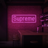 Leuchtreklame „SUPREME“. 