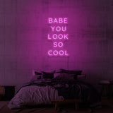 Neonschild „Babe, du siehst so cool aus“. 