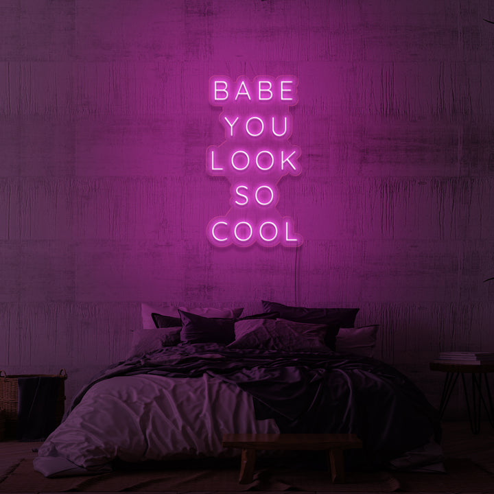Neonschild „Babe, du siehst so cool aus“. 